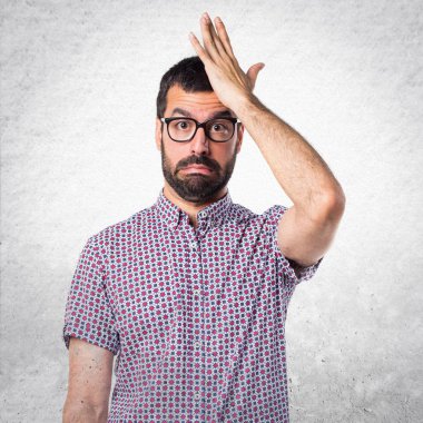 Şüpheleri gözlüklü adam