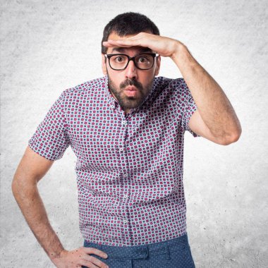 Bir şeyler gösteriyor gözlüklü adam