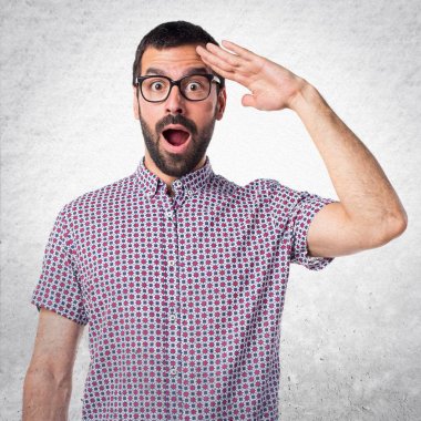 Bir şeyler gösteriyor gözlüklü adam