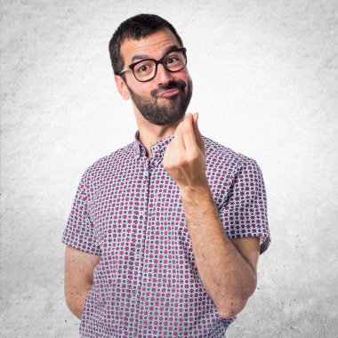 Para jest yapıyor gözlüklü adam