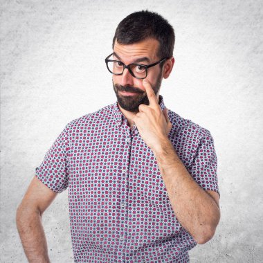 Bir şeyler gösteriyor gözlüklü adam