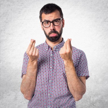 Para jest yapıyor gözlüklü adam