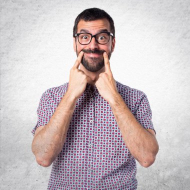 Gözlüklü mutlu adam.