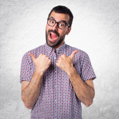 Başparmak ile gözlüklü adam