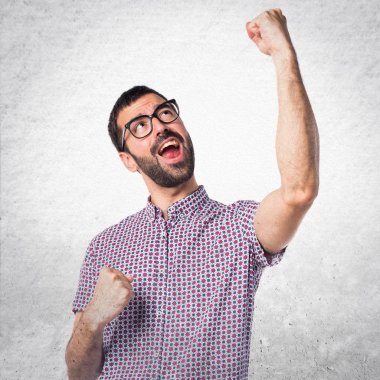 Gözlüklü şanslı adam