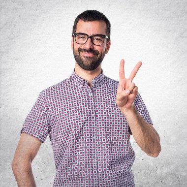 Zafer jest yapıyor gözlüklü adam