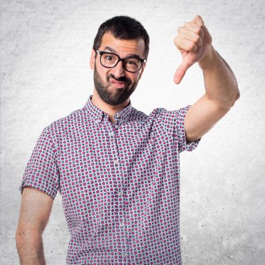 Kötü sinyal yapıyor gözlüklü adam