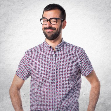 Göz kırpıyor gözlüklü adam