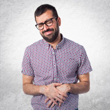 Karın ağrısı ile gözlüklü adam