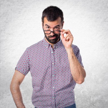 Bir şeyler gösteriyor gözlüklü adam