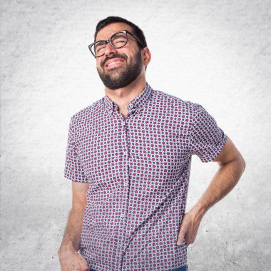 Ağrısı olan gözlüklü adam