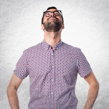 ararken gözlüklü adam