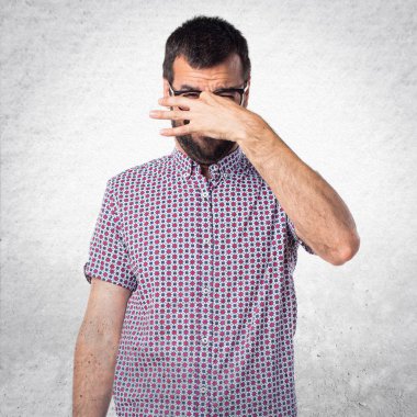 Kötü jest kokulu yapıyor gözlüklü adam