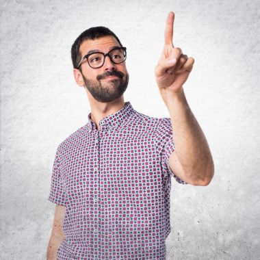 Şeffaf ekranda dokunmadan gözlüklü adam