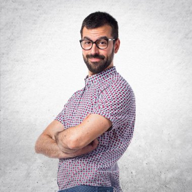 Kollarını ile gözlüklü adam geçti