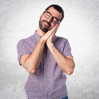 Uyku jest yapıyor gözlüklü adam