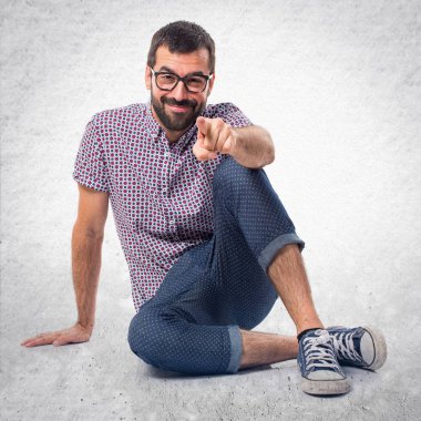 Öne doğru işaret gözlüklü adam