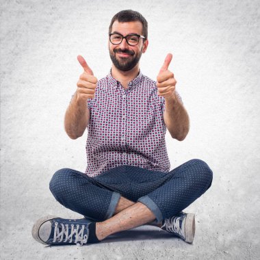 Başparmak ile gözlüklü adam