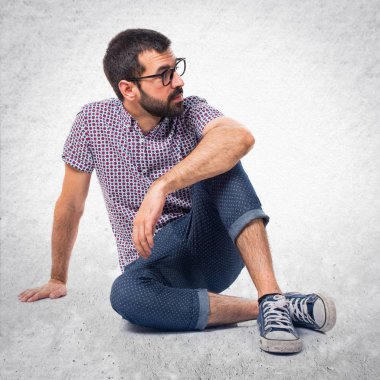 Yakışıklı adam izole beyaz zemin üzerine