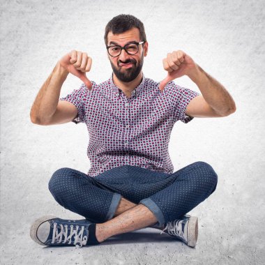 Kötü sinyal yapıyor gözlüklü adam