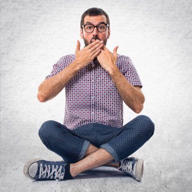 Sürpriz jest yapıyor gözlüklü adam