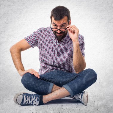 Bir şeyler gösteriyor gözlüklü adam