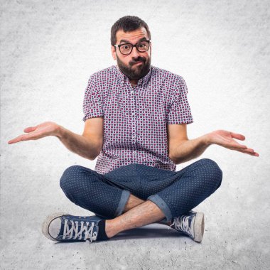 Önemsiz bir jest yapma gözlüklü adam