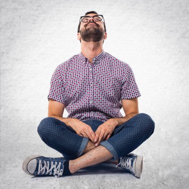 ararken gözlüklü adam