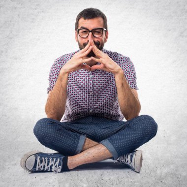 Düşünme gözlüklü adam