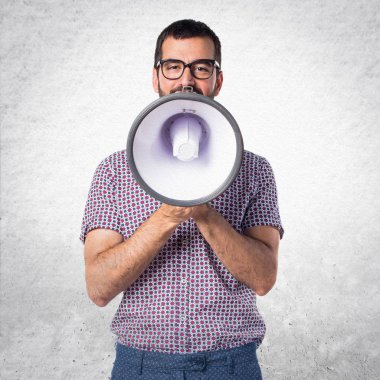 Megafon tarafından bağırarak gözlüklü adam