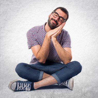 Uyku jest yapıyor gözlüklü adam