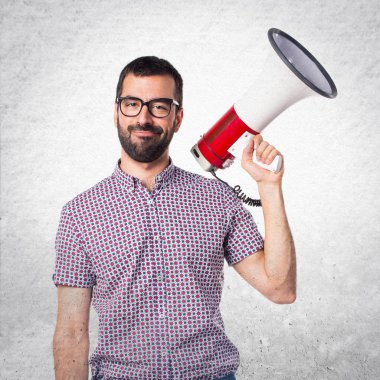 Megafon tarafından bağırarak gözlüklü adam