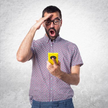 İçin mobil söz gözlüklü adam