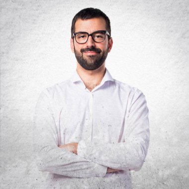 Kollarını çapraz ile gözlüklü yakışıklı adam