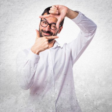 Onun parmaklarıyla odaklanarak gözlüklü yakışıklı adam