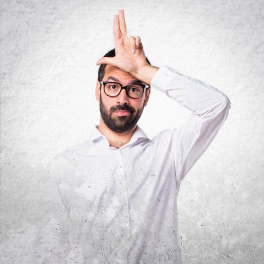 Aptal tabelayı yapıyor gözlüklü yakışıklı adam