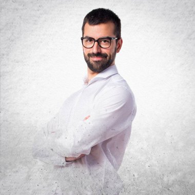 Kollarını çapraz ile gözlüklü yakışıklı adam