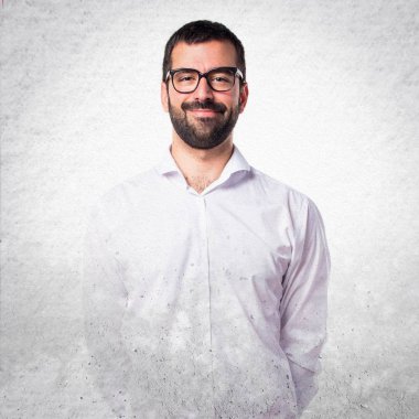 Gözlüklü yakışıklı adam