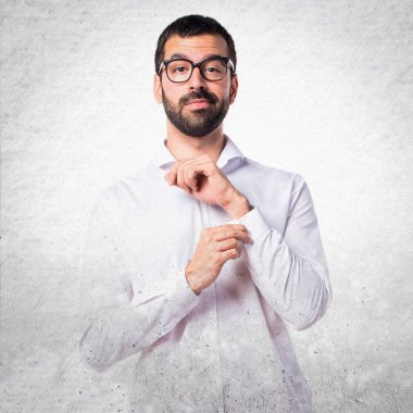 Gözlüklü yakışıklı adam