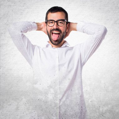 Gözlüklü bir şaka yapıyor yakışıklı adam