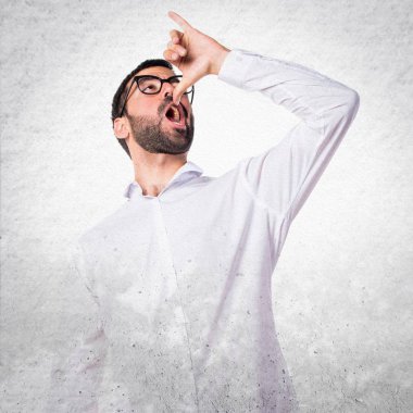 Sarhoş jest yapıyor gözlüklü yakışıklı adam