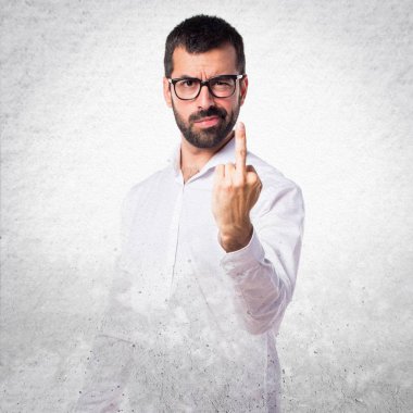 Boynuz jest yapma gözlüklü yakışıklı adam