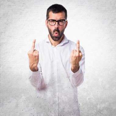 Boynuz jest yapma gözlüklü yakışıklı adam