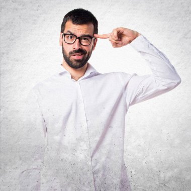 Deli jest yapma gözlüklü yakışıklı adam