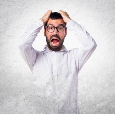 Gözlüklü sinirli yakışıklı adam