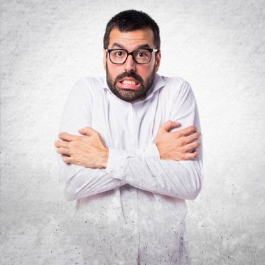 Gözlüklü yakışıklı adam donuyor.