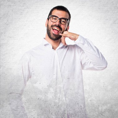 Telefon jest yapma gözlüklü yakışıklı adam