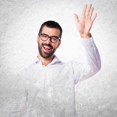 Gözlüklü selamlayan yakışıklı adam