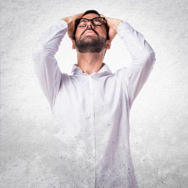 Gözlüklü sinirli yakışıklı adam