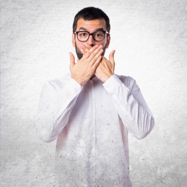 Ağzını kapsayan gözlüklü yakışıklı adam